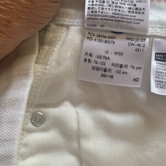 White Levi’s size 10 denim shorts 5-pocket 99% cotton 1% elastane - Picture 8 of 11